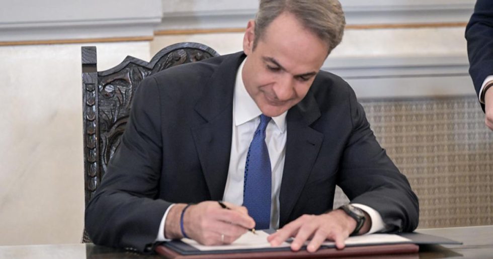 Συνταγματική και θεσμική απρέπεια
